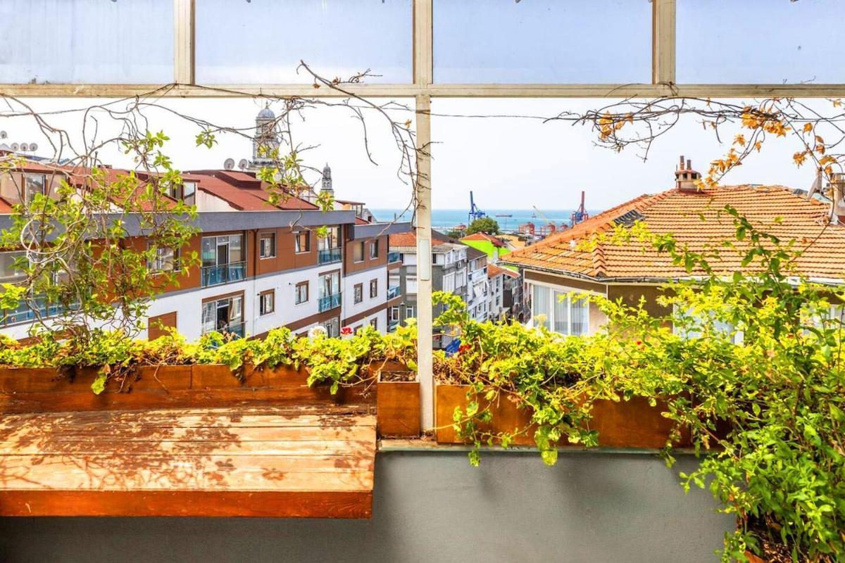 With Terrace And Seaview In Selimiye, Uskudar Apartment
